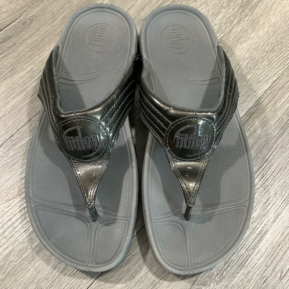 Fitflop Gray/Pewter Patent Leather Slip-On Thong Style Sandals size 7 - Picture 1 of 9